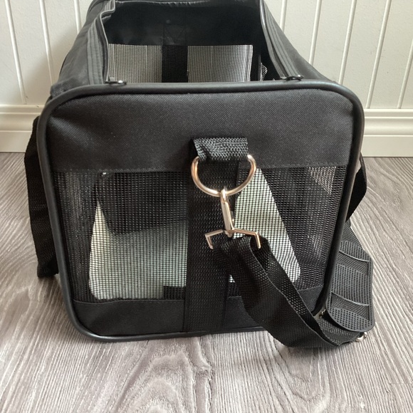 Amazon Basics Medium Soft-Sided Mesh Pet Airline Travel Carrier
Bag , Black - Picture 13 of 14
